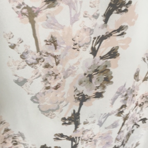 Blouse with small flowers designs. - Picture 2 of 6